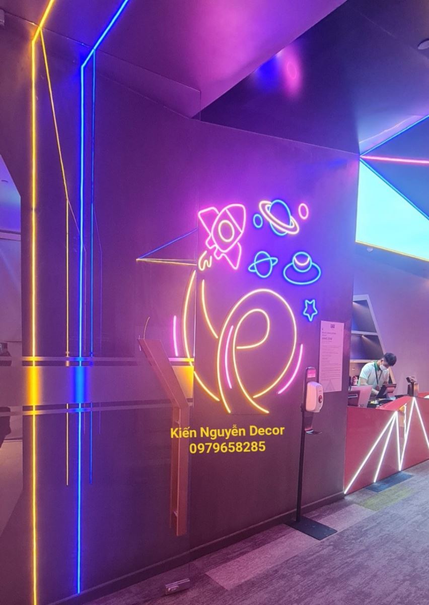 Bảng led neon tàu vũ trụ